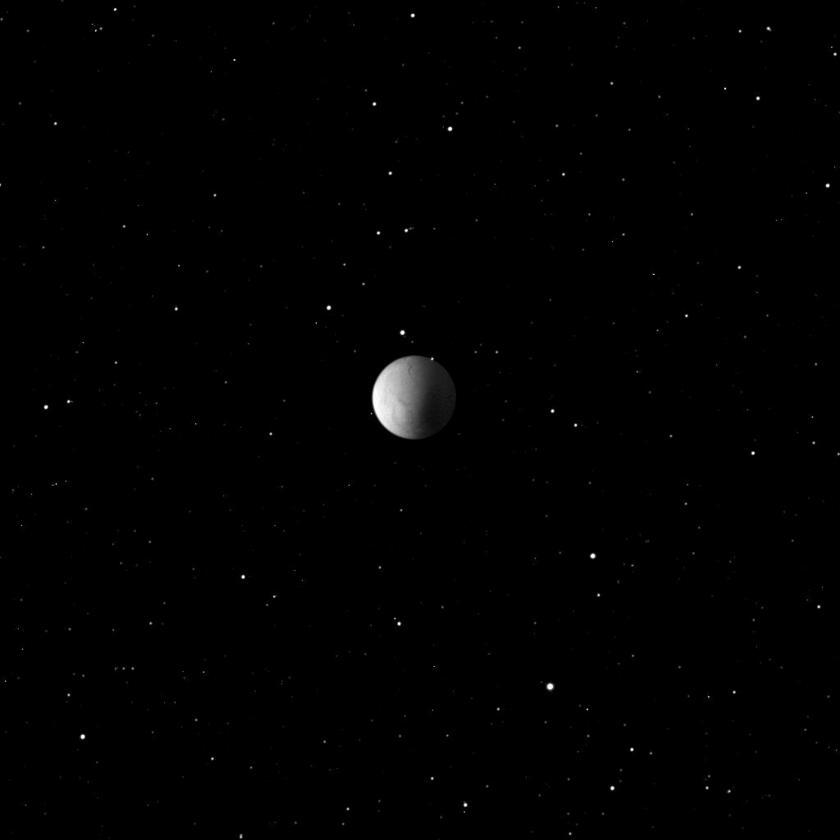 Спутник Сатурна Энцелад плывет среди звезд
